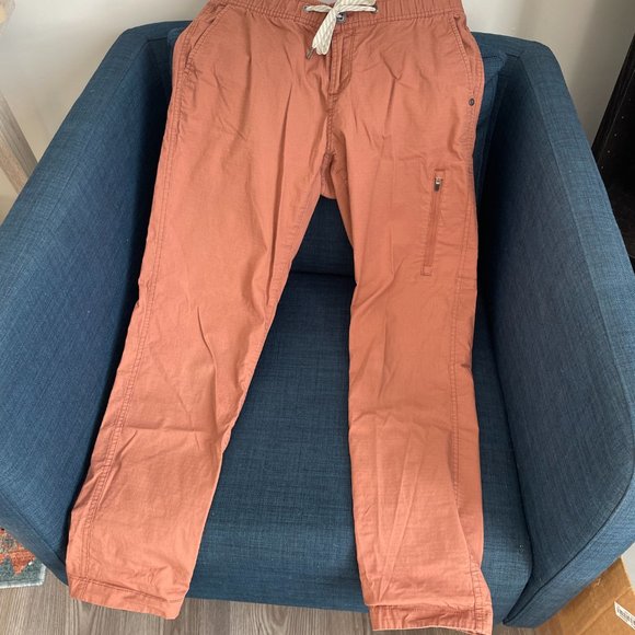 Vuori Women's Straight Leg Pants in Pink - Picture 2 of 3